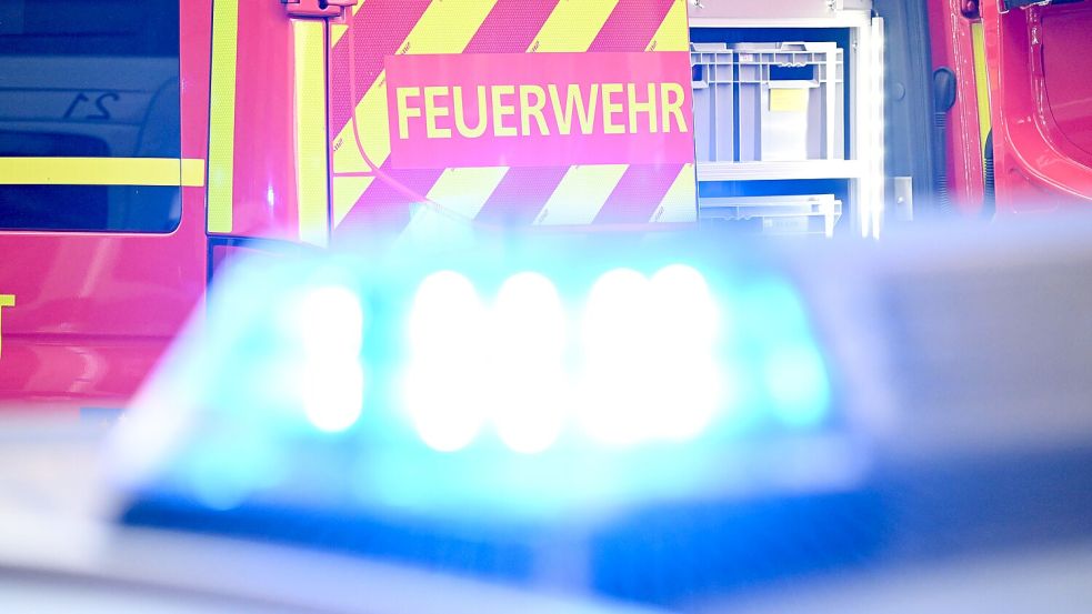Nach dem Brandanschlag auf ein Schulungszentrum in der Bremer Überseestadt ist ein politisches Bekennerschreiben aufgetaucht. Die Polizei sucht Zeugen. Foto: Bernd Weißbrod / dpa