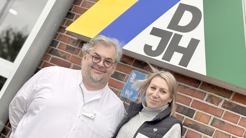 Jan Nadwodnik und seine Stellvertreterin Iwona Szewc leiten jetzt mit ihrem Team die Geschicke der Jugendherberge „Am Wattenmeer“. Foto: Florian Ferber