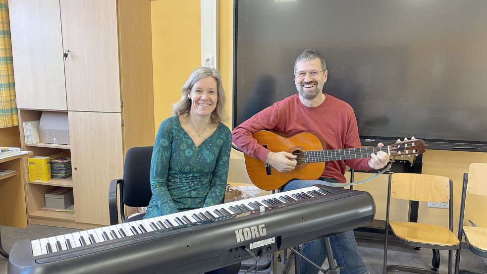Frauke und Georg Tillmann im Klassenraum der Grundschule Ditzum. Sie sind seit Februar dort Schuleiterin und Lehrer. Foto: Lars Reckermann