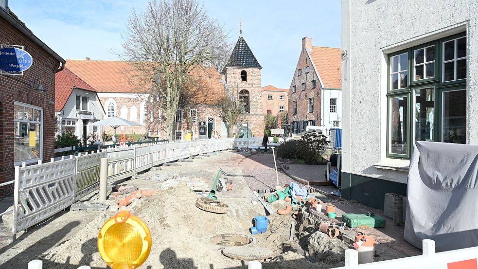 So sieht es auf der Mühlenstraße in Greetsiel aktuell aus. Fotos: Heinz Wagenaar