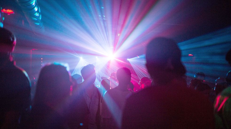 Manche feiern jedes Wochenende eine Party. Symbolbild: Sophia Kembowski/dpa