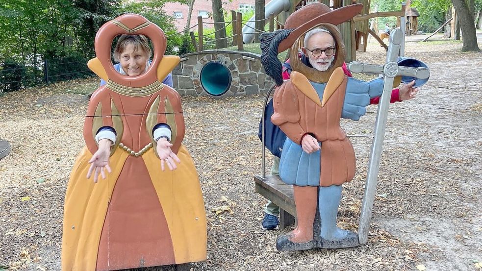 Stadtführungen im Kostüm oder zu besonderen Orten sind 2026 das "Must have". In Aurich kann man sich sogar selbst in Schale werfen. Foto: Melanie Hanz