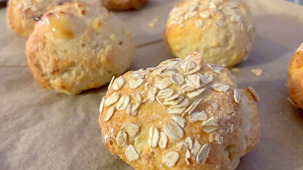 Die schnellen Quarkbrötchen stehen wirklich schnell auf dem Frühstückstisch. Foto: Carmen Leonhard