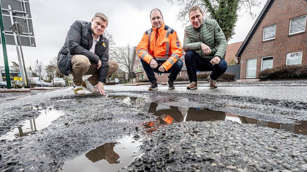 Bei einem Ortstermin hatten sich Uplengens Bürgermeister Heinz Trauernicht (von rechts), Frank Buchholz, Leiter des Geschäftsbereichs Aurich der Niedersächsischen Landesbehörde für Straßenbau und Verkehr und der CDU-Landtagsabgeordneter Ulf Thiele ein Bild von den Schäden gemacht. Foto: Archiv/Klaus Ortgies
