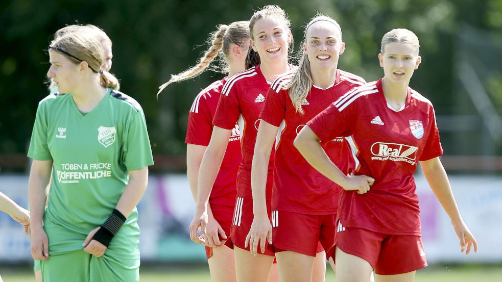 Spielmacherin Lina Wallbaum (vorne rechts) und ihre Teamkolleginnen sind in dieser Saison nicht zu stoppen. So verlässt die Mannschaft Woche für Woche mit einem Lächeln das Feld. Fotos: Doden