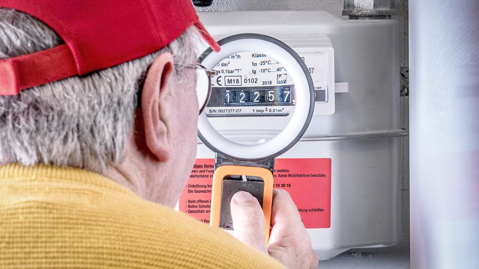 Banger Blick auf den Gaszähler: erst der kalte Winter und nun auch noch der Iran-Krieg. Die Gaspreise könnten mittelfristig für die Endverbraucher spürbar steigen. Foto: Wolfgang Maria Weber/Imago