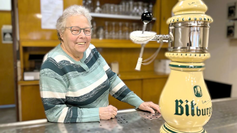 Christa Hedemann in der Gaststätte: Der alte Tresen ist inzwischen Geschichte, doch den im Saal gibt es noch. Foto: Nicole Böning