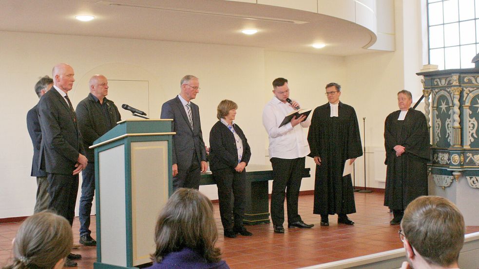 Pastorin Edith Lammering (rechts) wurde im Januar mit einem festlichen Gottesdienst in den Ruhestand verabschiedet. Foto: Kirchenrat Neermoor