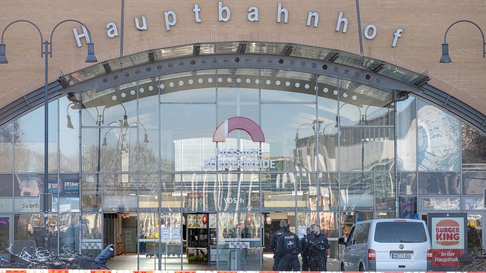 Einsatzkräfte der Polizei sperren den Bremer Hauptbahnhof ab. DPA-Foto: Sina Schuldt
