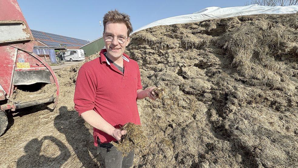 Wilko Meyer hält das Futter für seine Tiere in den Händen. Einen Futterroboter könnte er sich für seinen Betrieb noch vorstellen. Foto: Lars Reckermann