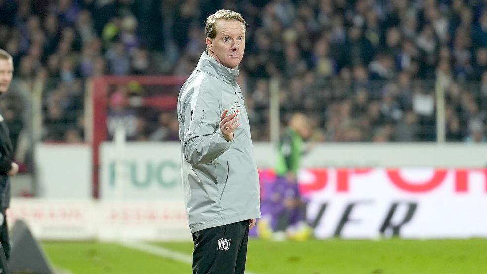 Steht nach dem dritten Sieg in Serie mit dem VfL Osnabrück ganz oben in der Drittliga-Tabelle: Trainer Timo Schultz. Foto: IMAGO/Lenn Lübbers