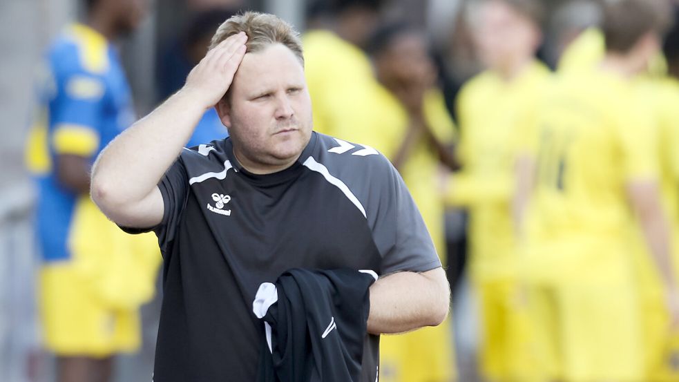 Leers Trainer Jan-Niklas Eickels ärgert sich über die Chancenverwertung seiner Mannschaft gegen den SV Wallinghausen. Ein Sieg war möglich, doch ein Remis ist leistungsgerecht. Foto: Jens Doden, Emden