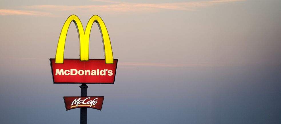 Wird solch ein Werbeschild der Restaurantkette McDonald’s schon bald über Wittmund sichtbar? Die Gerüchteküche brodelt. Foto: Tobias Hase/dpa/Archiv