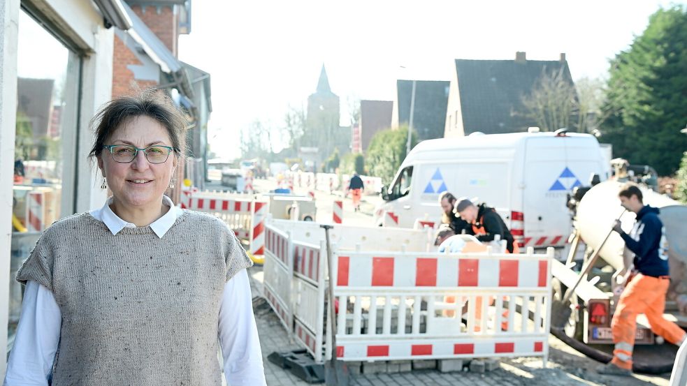 Frauke Habbena betreibt einen Buchladen in Pewsum. Trotz der Sperrung finden noch einige Kundinnen und Kunden den Weg in das Geschäft. Foto: Heinz Wagenaar
