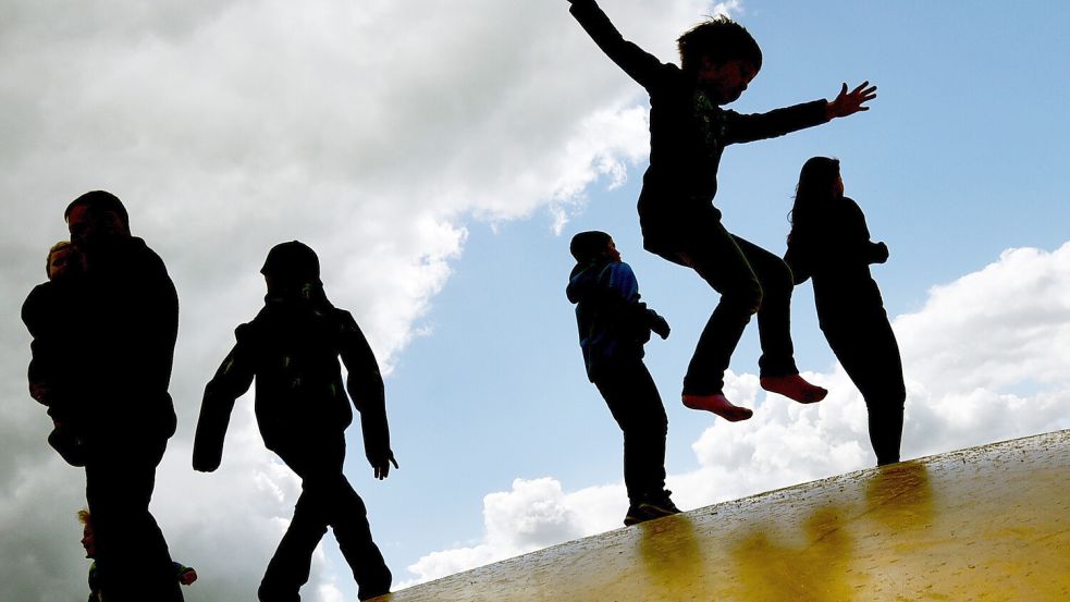 Auf Hüpfburgen toben kann man in Leer – allerdings nicht unter freiem Himmel, sondern im Miniaturland. Symbolfoto: Ralf Hirschberger/dpa-Zentralbild/dpa