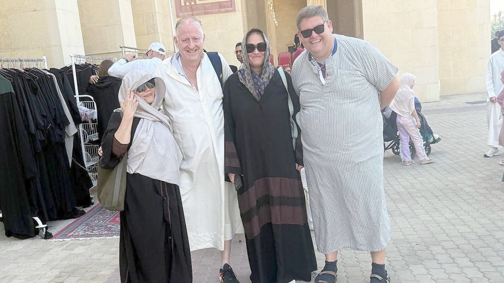 Die Touristen schauen sich die Stadt an. „Man konnte nur verhüllt und die Damen mit Kopfbedeckung in die Moschee“, sagt Jan-Niklas Fresemann (rechts). Foto: Jan-Niklas Fresemann
