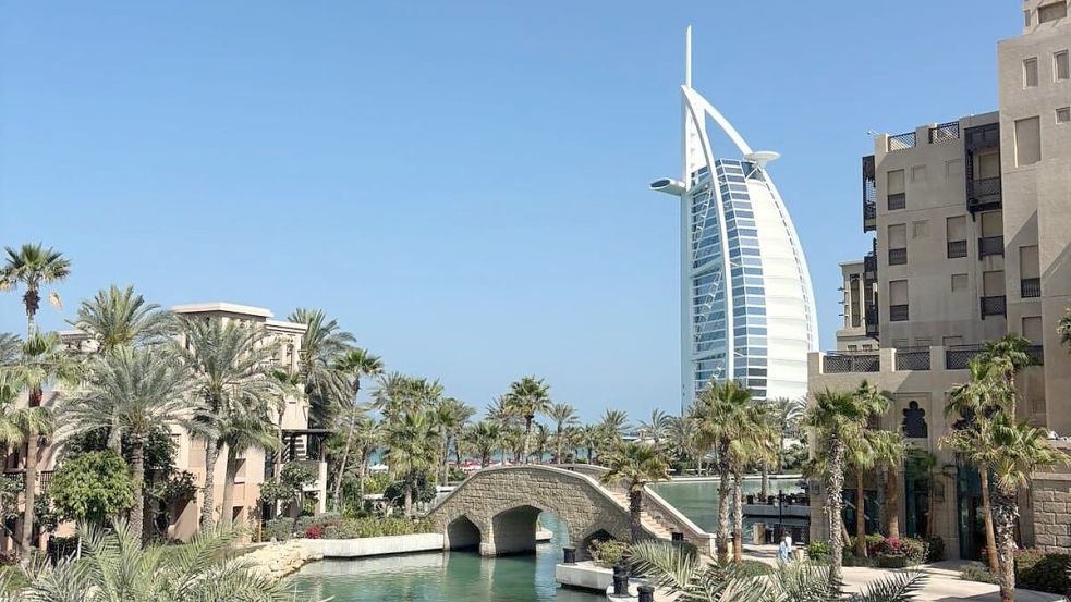 Das weltbekannte Luxushotel Burj al Arab haben sie noch fotografiert. Einen Tag später stieg Rauch aus dem Wolkenkratzer. Foto: Jan-Niklas Fresemann