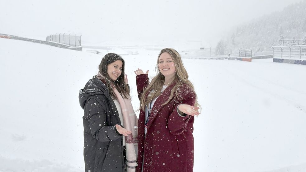 Der Schnee lässt es kaum erahnen: Hier stehen Vanessa Wolters (rechts) und Alicia Liebe (links) auf der Rennstrecke im österreichischen Spielberg.