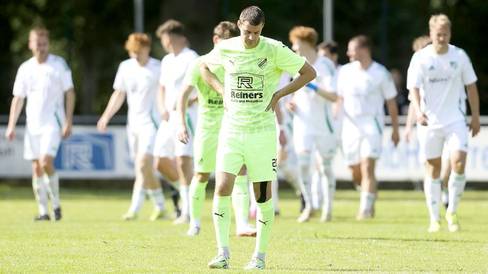 Frust in Firrel: Zum Start gab es für Michael Olbrys und Co. ein 0:3 in Oldenburg. Archivfoto: Jens Doden/ Emden