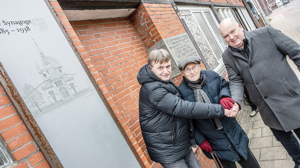 Im Februar ging der Herzenswunsch von Albrecht Weinberg in Erfüllung: Die Stadt Leer kauft das Grundstück der ehemaligen Synagoge. Vor Ort traf er sich mit Unternehmer Helmut Wittrock (links) und Bürgermeister Claus-Peter Horst zum symbolischen Handschlag. Foto: Klaus Ortgies/Archiv