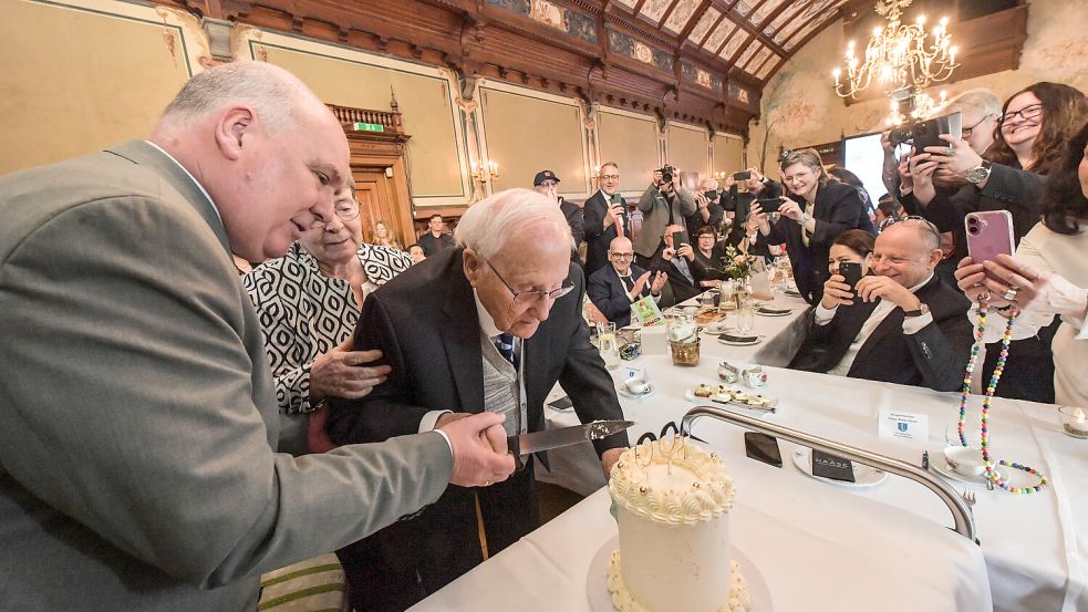 Der 100. Geburtstag von Albrecht Weinberg wurde im Festsaal des Leeraner Rathauses gefeiert. Foto: Klaus Ortgies/Archiv
