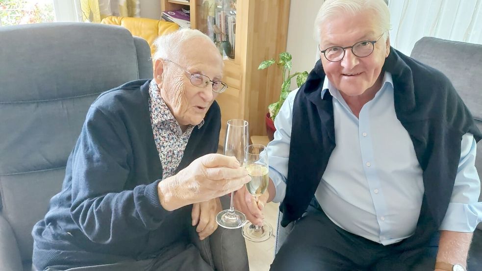 Bundespräsident Frank-Walter Steinmeier stieß im August 2025 bei einem Besuch in Leer mit Albrecht Weinberg an. Foto: privat/Archiv