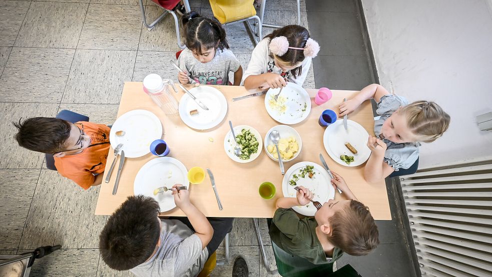 Das Mittagessen an Osnabrücks Schulen wird erneut teurer. Foto: IMAGO / Funke Foto Services / Stefan Arend