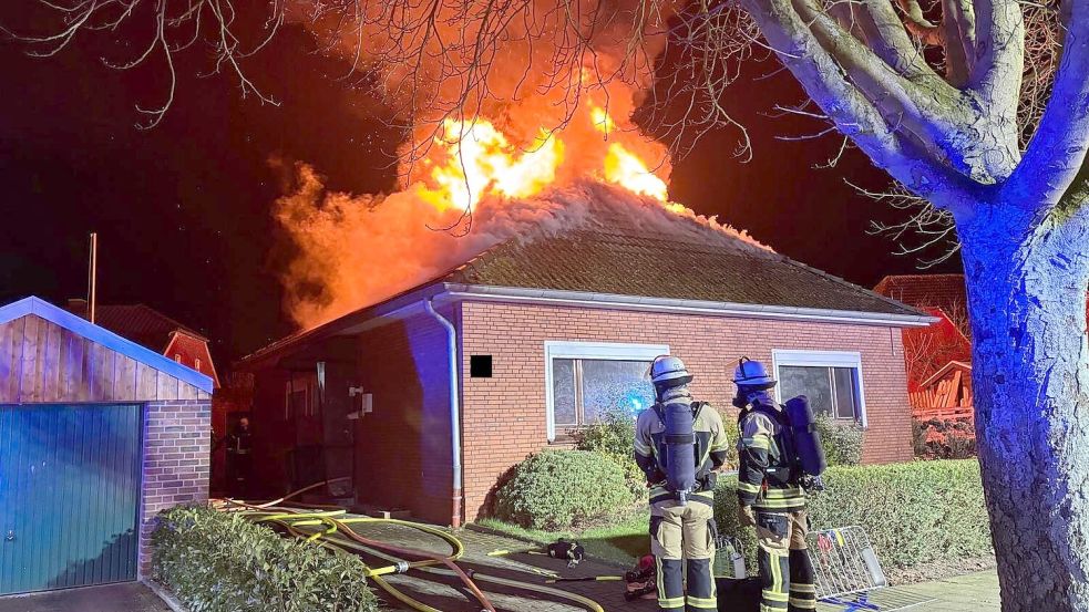 Als die Einsatzkräfte am Wohnhaus eintragen, schlugen meterhohe Flammen aus dem Dachstuhl. Foto: Feuerwehr