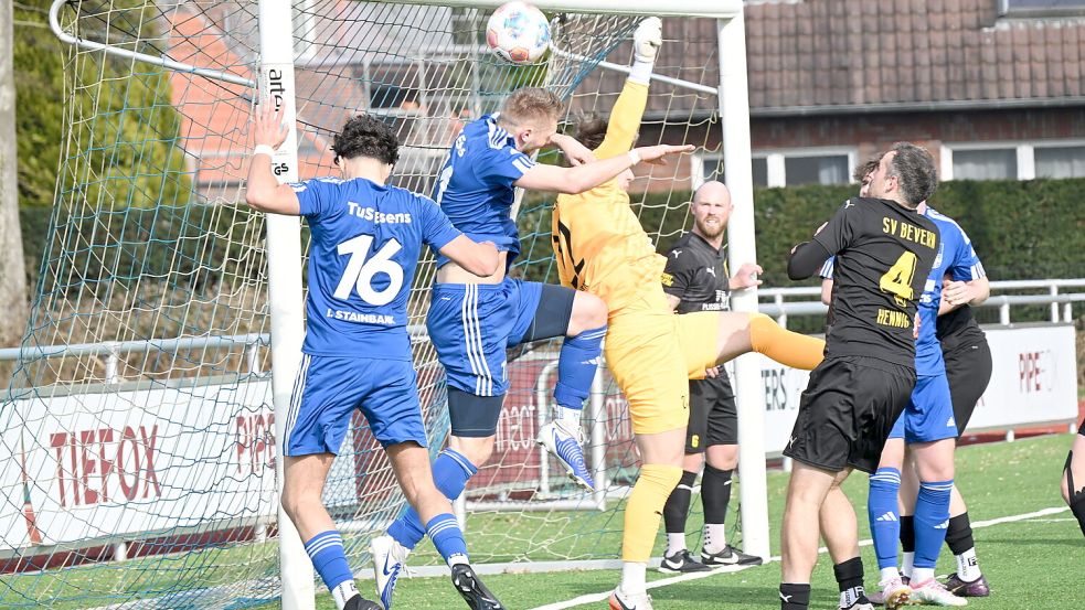 Bemüht, aber nicht erfolgreich war der TuS Esens in der Offensive. Foto: Heiner Steenhoff