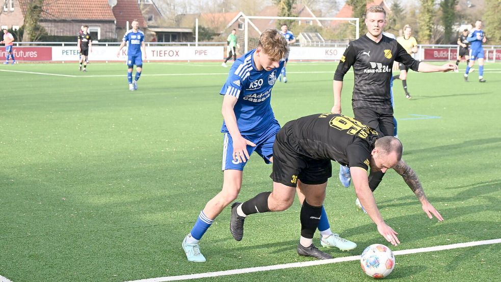 Zumindest ein Ostfriese durfte Sonntag jubeln. Der Ex-Firreler Lasse Härtel (rechts) spielt inzwsischen für Bevern, traf in Esens auch zum 3:0. Foto: Heiner Steenhoff