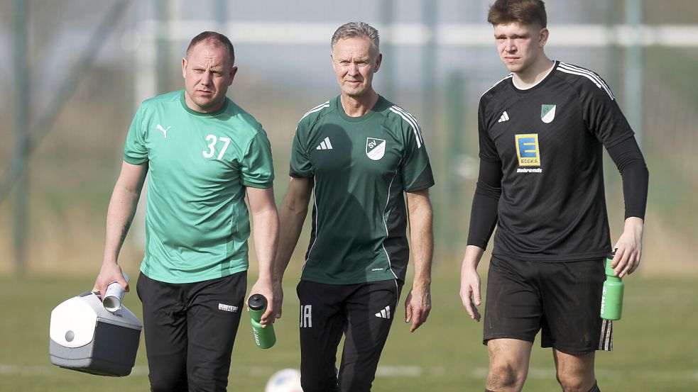 Frank Löning (links) unterstützte seinen Heimatverein SV Wallinghausen in Pewsum, kam in der Schlussphase auch aufs Feld. Foto: Jens Doden/Emden