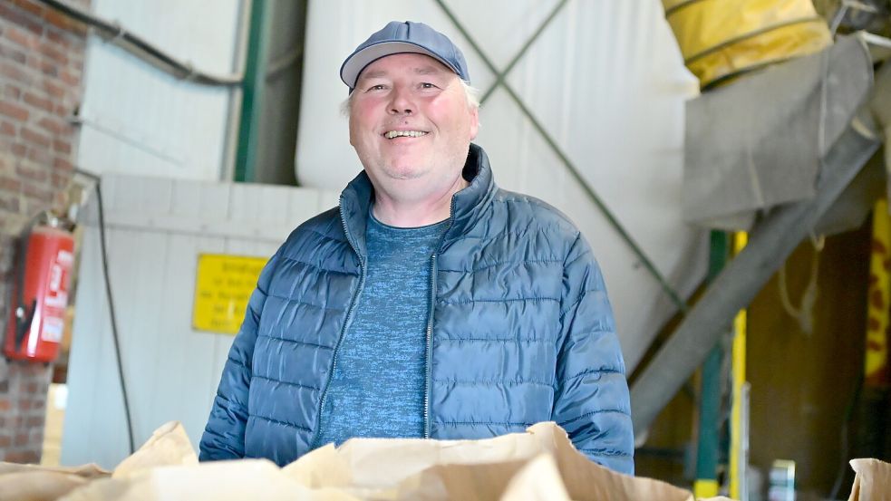 Fischer Ubbo Looden gibt nach 100 Jahren Unternehmensgeschichte die Krabbentrocknung in Greetsiel auf. Sein Großvater hatte das Unternehmen 1926 gegründet. Foto: Heinz Wagenaar