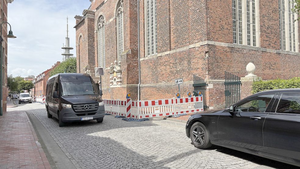 Als der Turm der Neuen Kirche 2025 saniert werden musste, gab es schon eine Einbahnstraßenregelung, an die sich viele Autofahrer nicht hielten. Foto: Mona Hanssen/Archiv