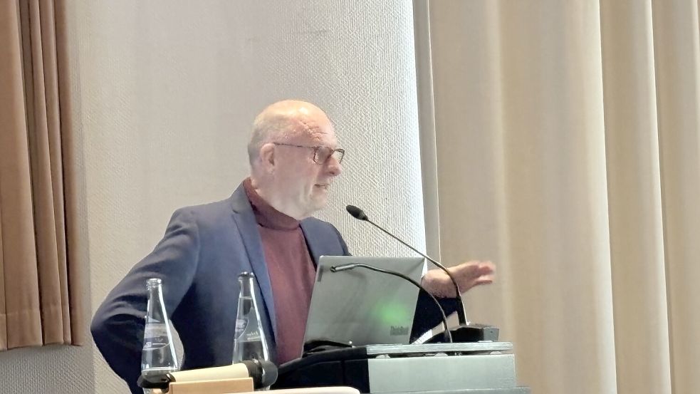 Gutachter Jörn Janssen erklärte dem Publikum die Verkehrszahlen und mögliche Lösungen. Foto: Mona Hanssen
