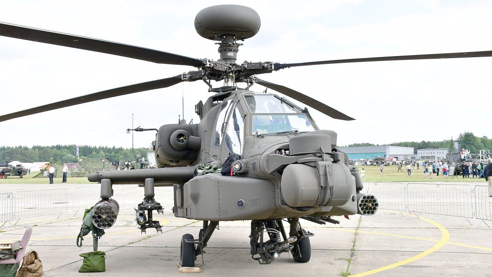 Ein Apache-Kampfhubschrauber der niederländischen Streitkräfte ist 2024 beim Tag der Bundeswehr in Faßberg zu sehen. Bis zum 19. März 2026 übt die niederländische Armee im Grenzgebiet zu Deutschland den Einsatz von Helikoptern. Foto: Sven Eckelkamp/Imago Images