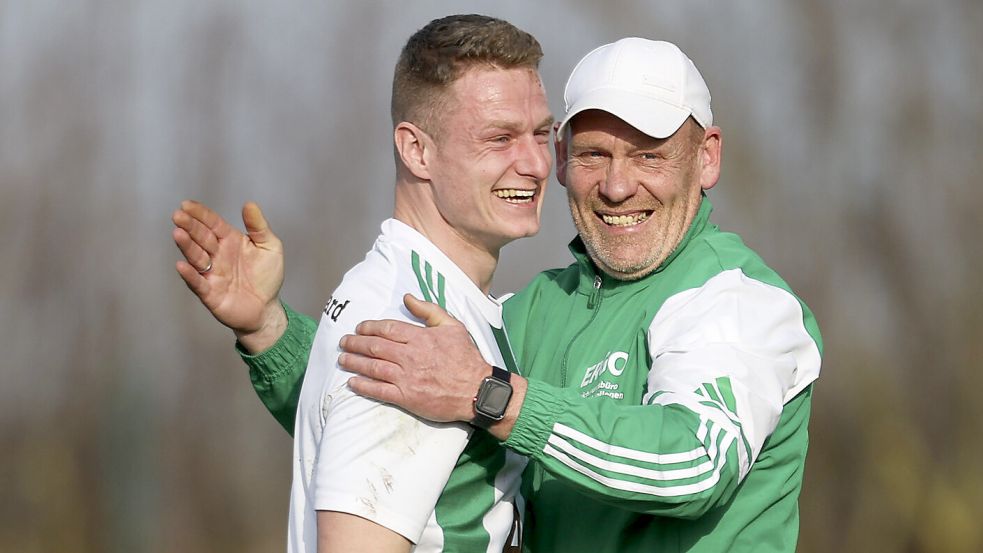 Visquards Trainer Jörg Grensemann herzte nach dem knappen 2:1-Sieg gegen den SC Dunum seine Spieler. Fotos: Jens Doden/Emden