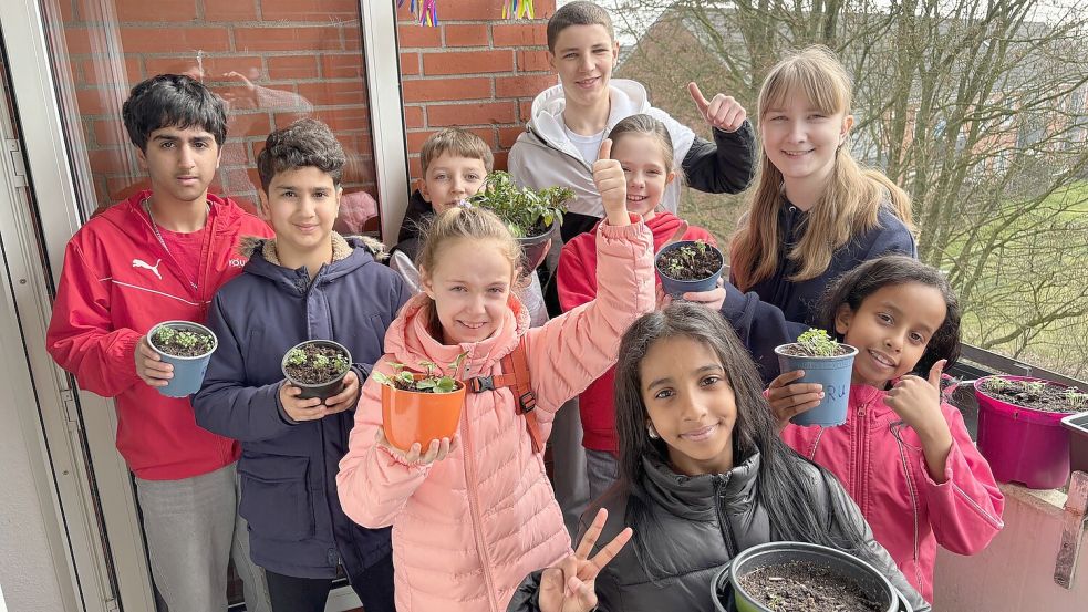 Einige der „Balkonhelden“ auf einem Wittmunder Balkon. Insgesamt sind es um die 40 Kinder aus Ostfriesland, die sich für das Gärtnern auf kleinstem Raum begeistern. Foto: Imke Oltmanns