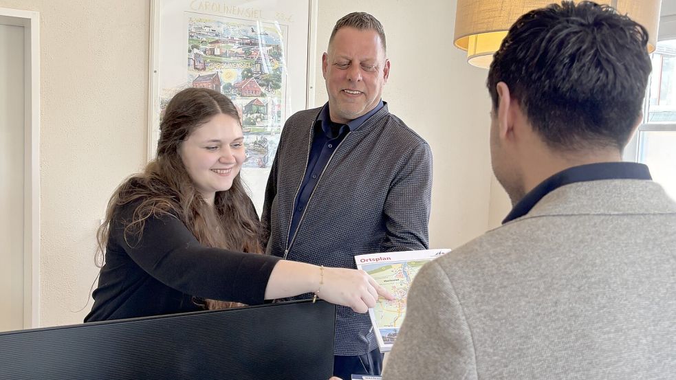 Im neuen Hotel Küstenklang kümmern sich Rezeptionistin Laura Lehn und der Resident Manager Ralf Meenen ums Wohl der Gäste. Foto: Susanne Ullrich