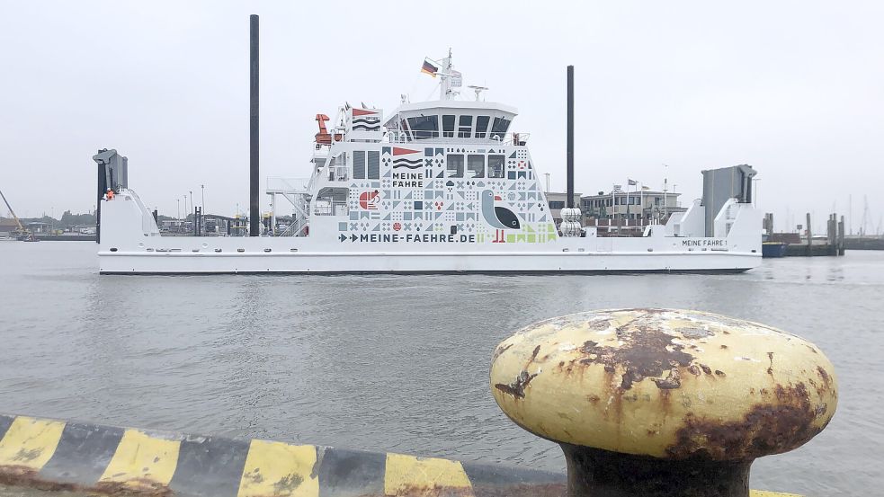 Das Schiff „Meine Fähre 1“ der Reederei Meine Fähre legt im Hafen von Norddeich an. Archivfoto: Lennart Stock/dpa