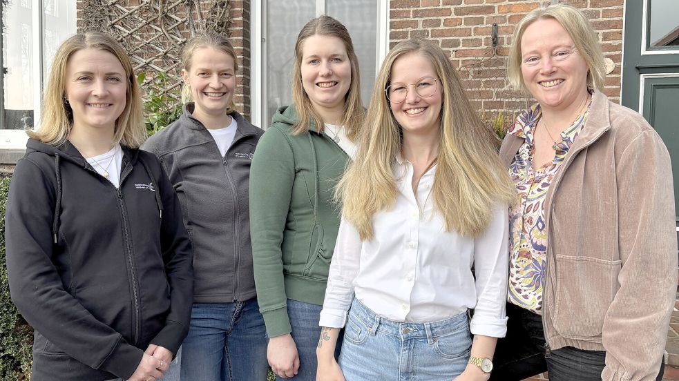 Ann-Katrin Meinen (zuständig für soziale Medien beim Maschinenring Nordwest in Wiesmoor, von links) mit den hauswirtschaftlichen Betriebshelferinnen Gesa Schröder, Maike Frerichs und Rebecca Weber sowie Maschinenring-Disponentin Frauke Coordes. Foto: Nicole Böning