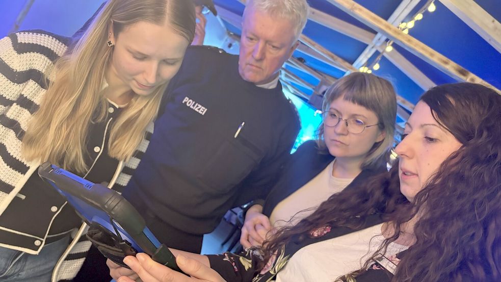In dem Escape Room rätseln (von links) Julia Engler, Praktikantin, Thomas Memering, Leiter der Polizeiinspektion Leer/Emden, Susanne Bracht, Leiterin der Ehemaligen Jüdischen Schule, und Franziska Bothe, Sprecherin des Landkreises Leer. Foto: Jasmin Oltmanns