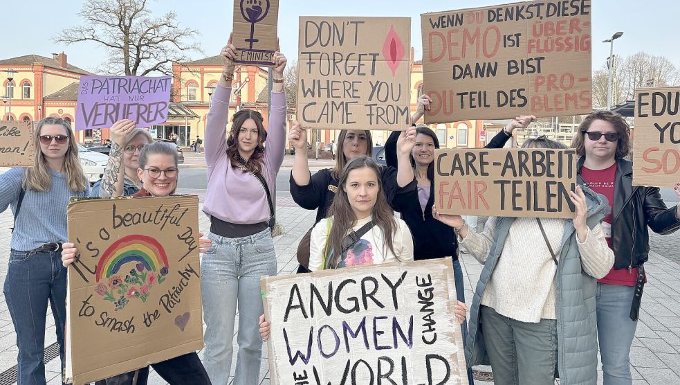Etwa 150 Menschen zogen am Montag beim „Frauen*streik“ durch Leer. Foto: Jasmin Oltmanns