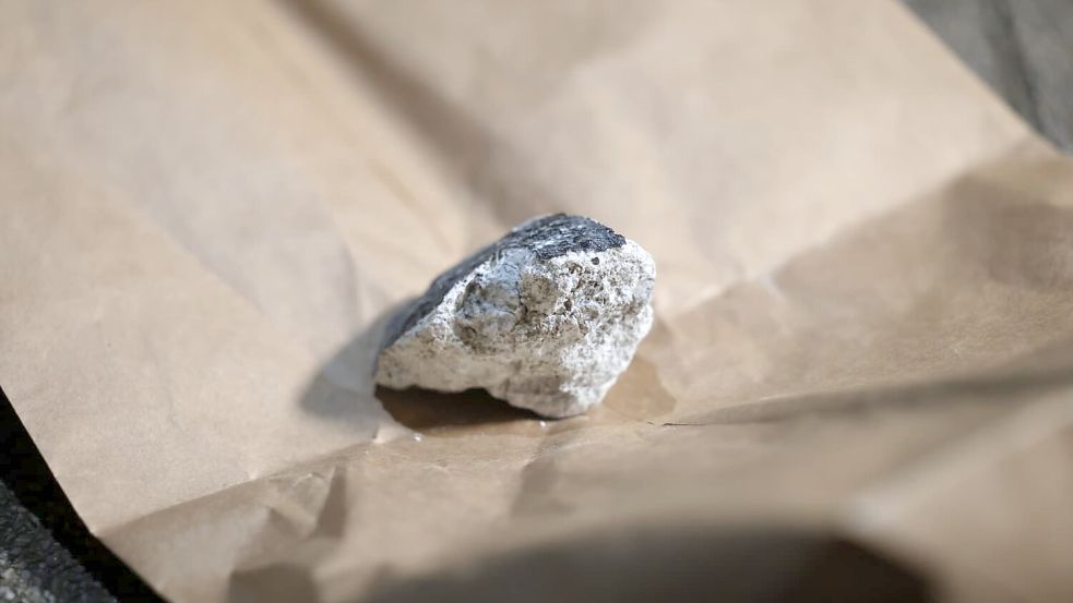 Ein faustgroßer Meteorit ist im Koblenzer Stadtteil Hüls in ein Hausdach eingeschlagen. Gesichtet wurde die Lichterscheinung unter anderem in Niedersachsen, Nordrhein-Westfalen, Hessen, Rheinland-Pfalz, dem Saarland und Baden-Württemberg Foto: Thomas Frey/dpa