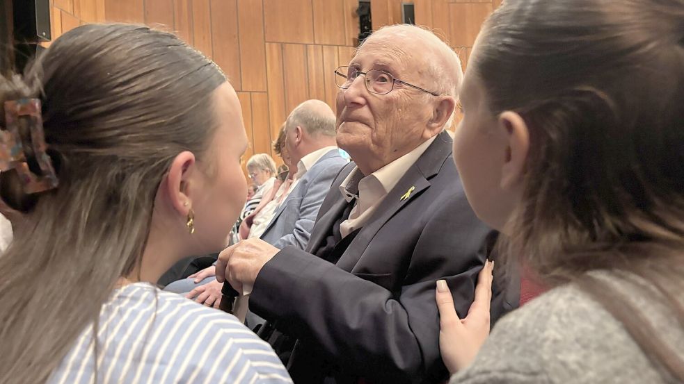 Viele Menschen gratulierten Albrecht Weinberg zum Geburtstag. Darunter waren auch Lea Gerdhabing (rechts) und Rieke Götemann vom Max-Windmüller-Gymnasium aus Emden. Foto: Jonas Bothe