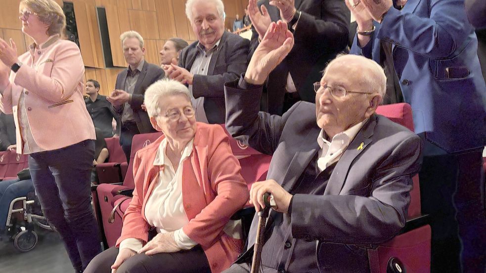 Albrecht Weinberg bedankte sich für die stehenden Ovationen. Damit ihn dabei alle sehen konnten, war eine Kamera auf ihn gerichtet, die auf die Leinwand übertragen wurde. Foto: Jonas Bothe