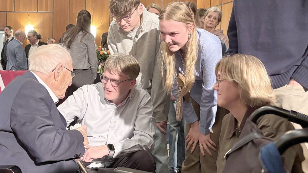 Unternehmer Helmut Wittrock (Zweiter von links) war mit seiner Familie zur Filmvorführung gekommen und gratulierte Albrecht Weinberg im Anschluss zum Geburtstag. Wittrock hatte sich mit der Stadt auf den Verkauf des Synagogengrundstücks geeinigt. Foto: Jonas Bothe