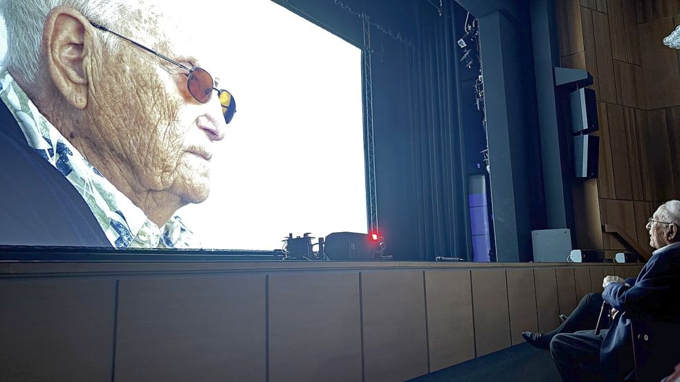 Der Film über Albrecht Weinberg wurde auf großer Leinwand im Theater an der Blinke gezeigt. Foto: Jonas Bothe