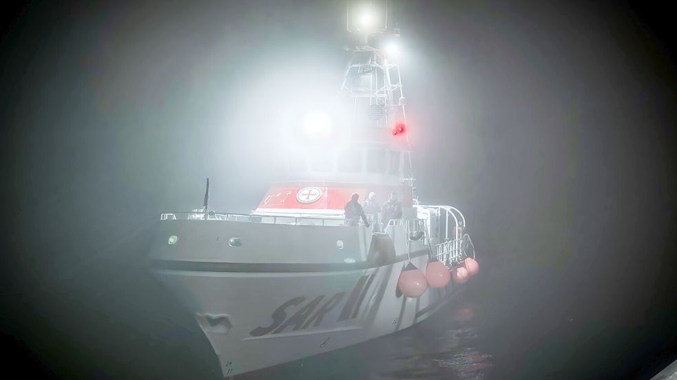 Die Seenotretter der Station Borkum der Deutschen Gesellschaft zur Rettung Schiffbrüchiger (DGzRS) waren im Einsatz für einen schwer erkrankten Seemann. Der Seenotrettungskreuzer Hamburg geht beim Offshore-Versorger längsseits, um den Patienten zu übernehmen. Foto: Die Seenotretter – DGzRS/Zoll