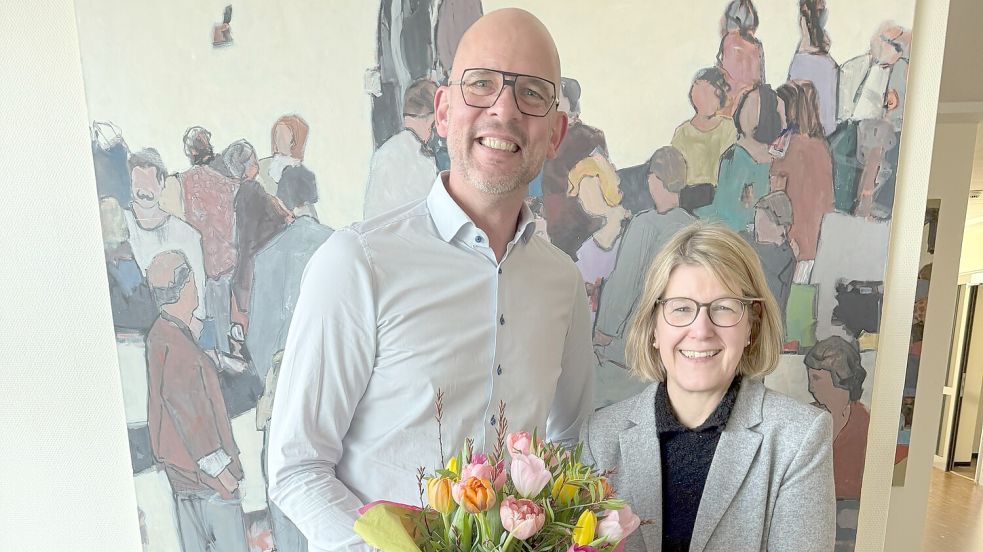 Der neue Chefarzt der Klinik für Anästhesie und Intensivmedizin Dr. Jürgen Hinkelmann wird von Geschäftsführerin Daniela Kamp herzlich begrüßt. Foto: Klinikum Leer