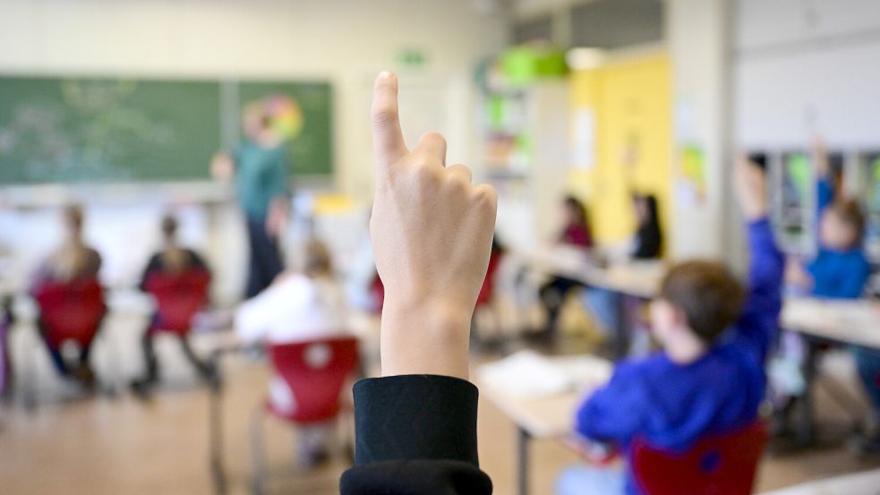 Die Gemeinde will die Zulässigkeit eines neuen Bürgerbegehrens zum Krummhörner Schulstreit prüfen. Symbolfoto: Bernd Weißbrod/dpa